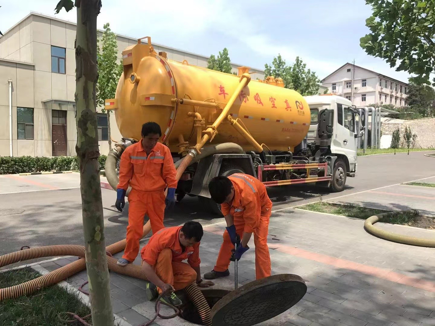 郏县管道疏通车停在窨井附近