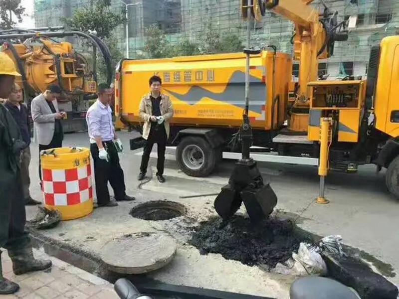 郏县街道：网格员化身“清道夫”，为民解忧疏通“堵心”化粪池
